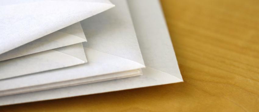 Des enveloppes postales